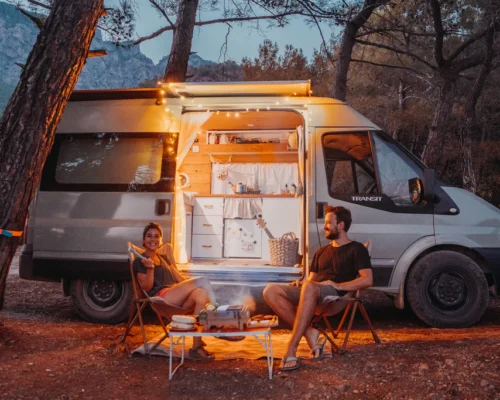 Panelvan Karavanlarla Sessiz ve Sade Bir Hayat: Şehirden Uzak, Ama Şehirsiz Değil